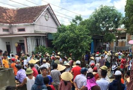 Hà Tĩnh: Nghi bắt cóc trẻ em, hàng trăm người vây bắt 1 phụ nữ 1