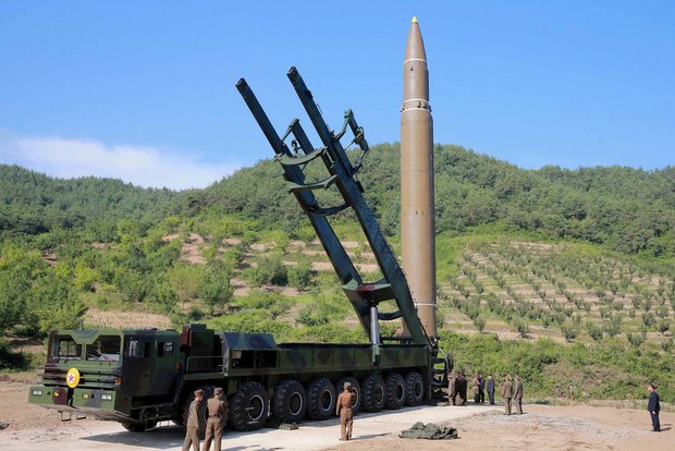 Tên lửa Hwasong-14 của Triều Tiên - Thông số ấn tượng nhưng chỉ là món đồ trang trí! - Ảnh 1.
