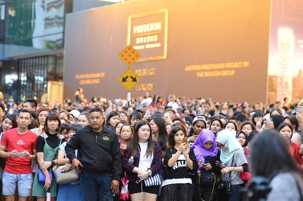 Đám đông 10.000 fan gây náo loạn vì đón Song Joong Ki và So Ji Sub 1 Đám đông 10.000 fan gây náo loạn vì đón Song Joong Ki và So Ji Sub 1
