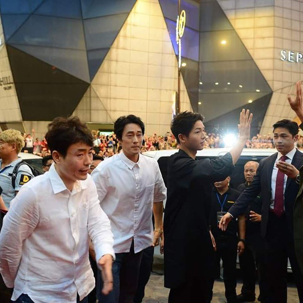 Đám đông 10.000 fan gây náo loạn vì đón Song Joong Ki và So Ji Sub 8 Đám đông 10.000 fan gây náo loạn vì đón Song Joong Ki và So Ji Sub 8