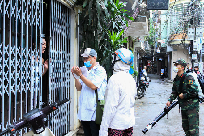 Hà Nội: Cán bộ tới tận nhà phun thuốc diệt muỗi, nhiều hộ dân đóng cửa, lấy lý do không cho tiếp cận - Ảnh 8.