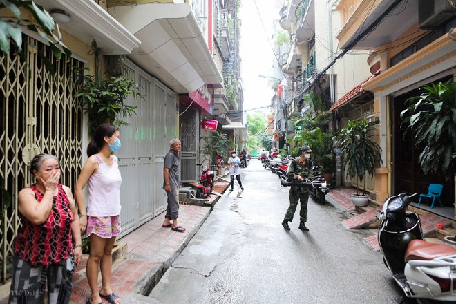 Hà Nội: Cán bộ tới tận nhà phun thuốc diệt muỗi, nhiều hộ dân đóng cửa, lấy lý do không cho tiếp cận - Ảnh 1.