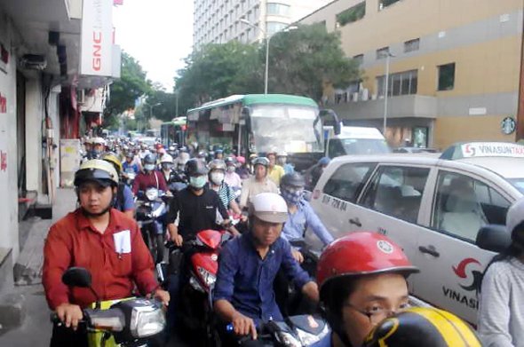 Xe chở ông Đoàn Ngọc Hải đậu trên đường gây ùn tắc bị tài ...