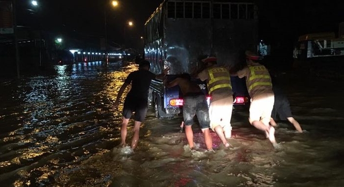 Quốc lộ ngập sâu, CSGT dầm mình giúp dân vượt lũ 4