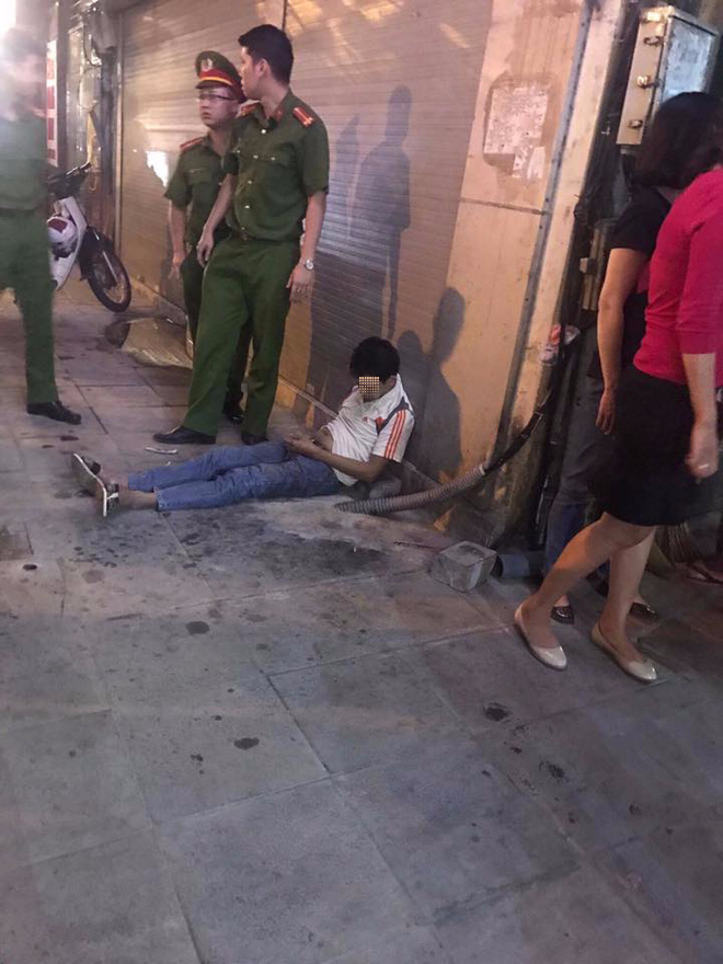 Hà Nội: Một người đàn ông đột tử trong tư thế ngồi trên vỉa hè phố Quang Trung - Ảnh 1.