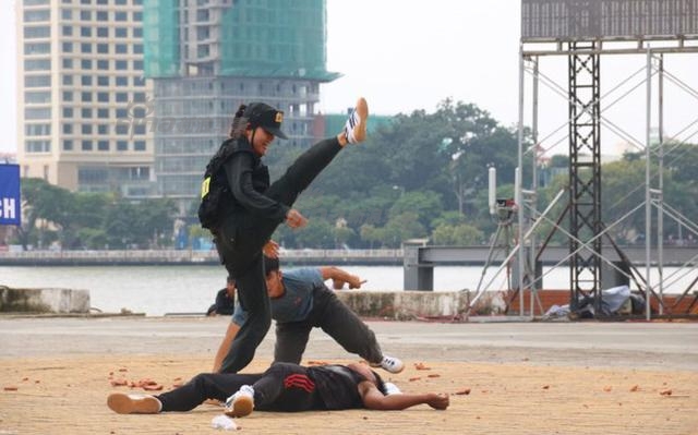 Báo Trung Quốc trầm trồ thán phục trình độ của các nữ cảnh sát đặc nhiệm Việt Nam - Ảnh 2.
