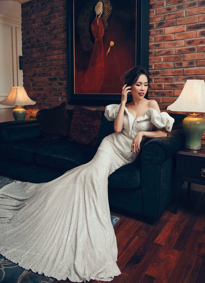 Vẻ sành điệu và sexy của vợ gã giang hồ máu lạnh phim Vẻ sành điệu và sexy của vợ gã giang hồ máu lạnh phim