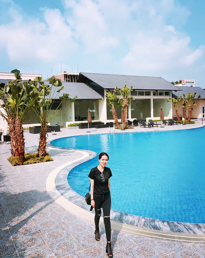 Vẻ sành điệu và sexy của vợ gã giang hồ máu lạnh phim Vẻ sành điệu và sexy của vợ gã giang hồ máu lạnh phim