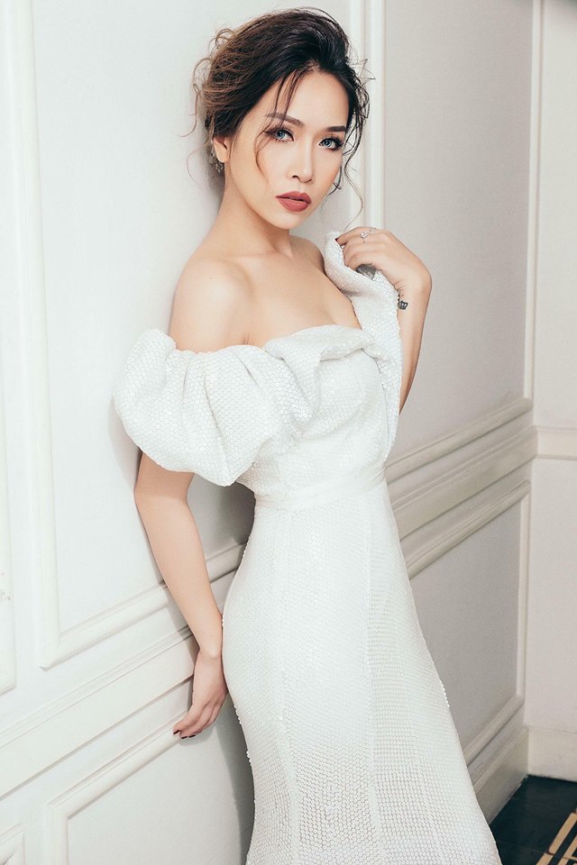 Vẻ sành điệu và sexy của vợ gã giang hồ máu lạnh phim Vẻ sành điệu và sexy của vợ gã giang hồ máu lạnh phim