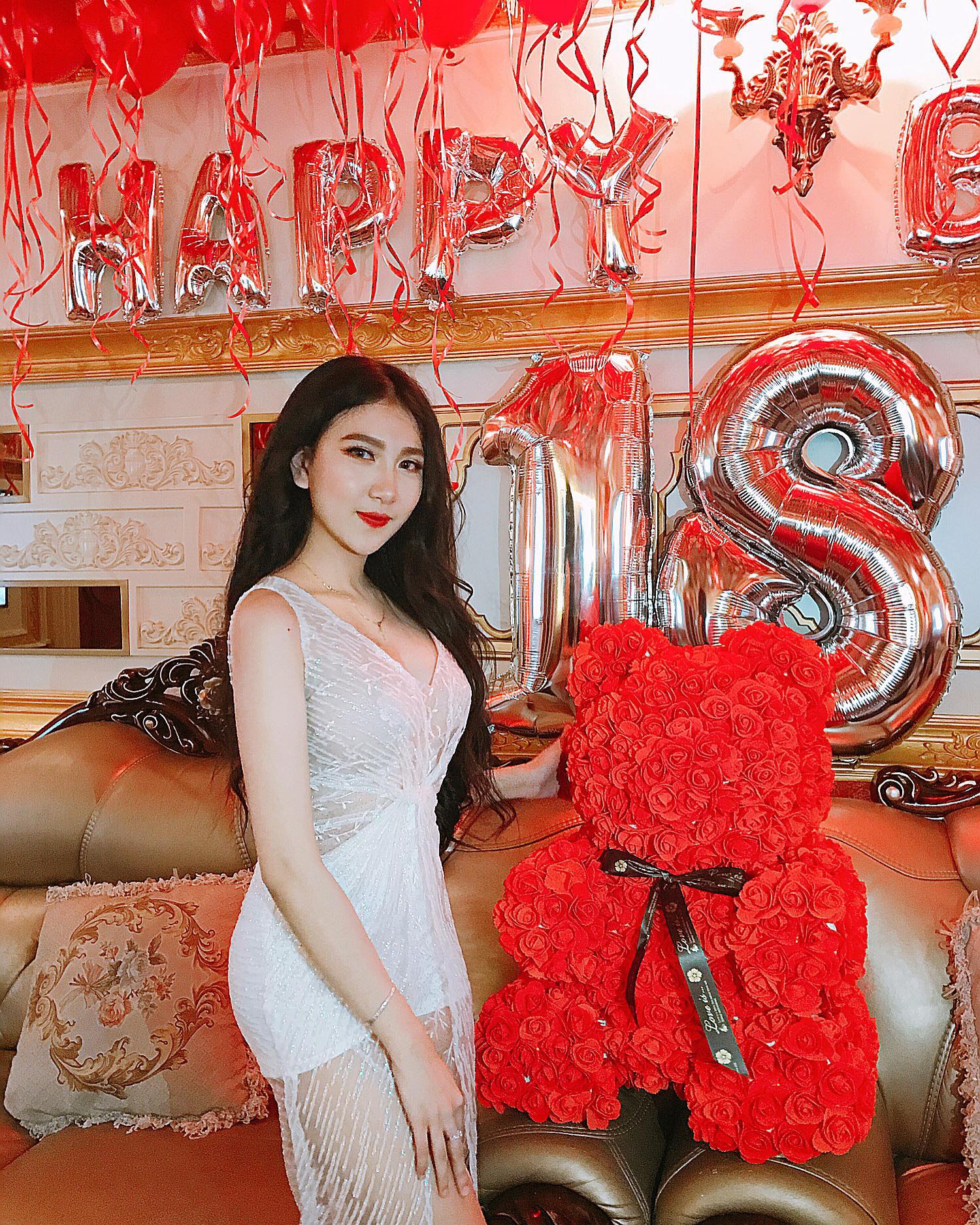Quà sinh nhật sang chảnh từ bạn trai hơn 8 tuổi của cô em út trong Quà sinh nhật sang chảnh từ bạn trai hơn 8 tuổi của cô em út trong