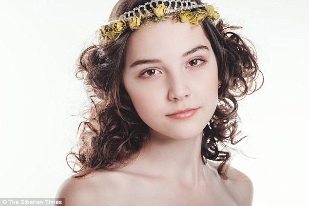 Người mẫu Nga xinh đẹp qua đời ở tuổi 14 vì làm việc quá sức sau show diễn kéo dài 13 tiếng - Ảnh 2.