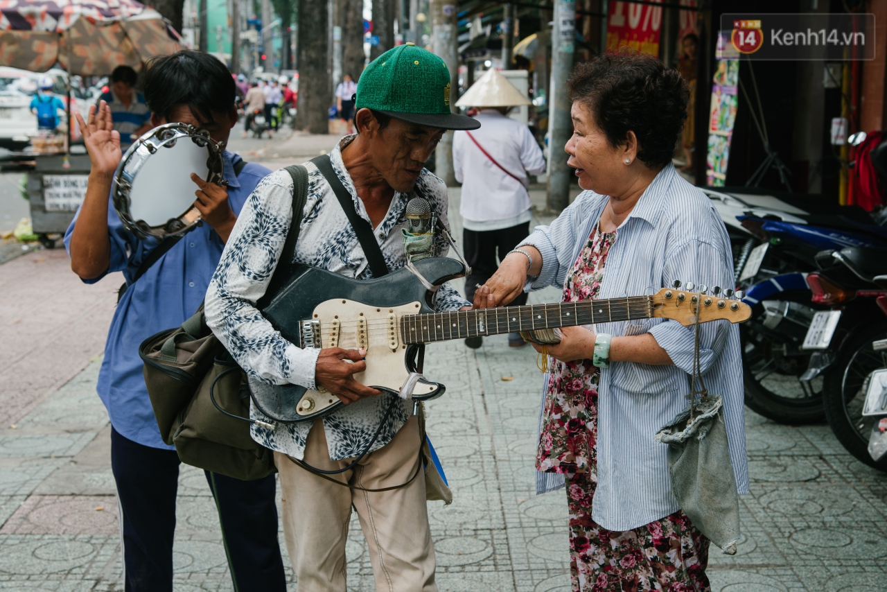 Chuyện Tám mù hát rong - Người cha lang thang khắp Sài Gòn bán tiếng ca, kiếm tiền chữa trị đôi mắt cho con gái - Ảnh 10.