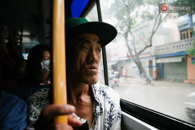 Chuyện Tám mù hát rong - Người cha lang thang khắp Sài Gòn bán tiếng ca, kiếm tiền chữa trị đôi mắt cho con gái - Ảnh 3.