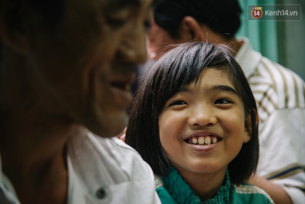 Chuyện Tám mù hát rong - Người cha lang thang khắp Sài Gòn bán tiếng ca, kiếm tiền chữa trị đôi mắt cho con gái - Ảnh 6.