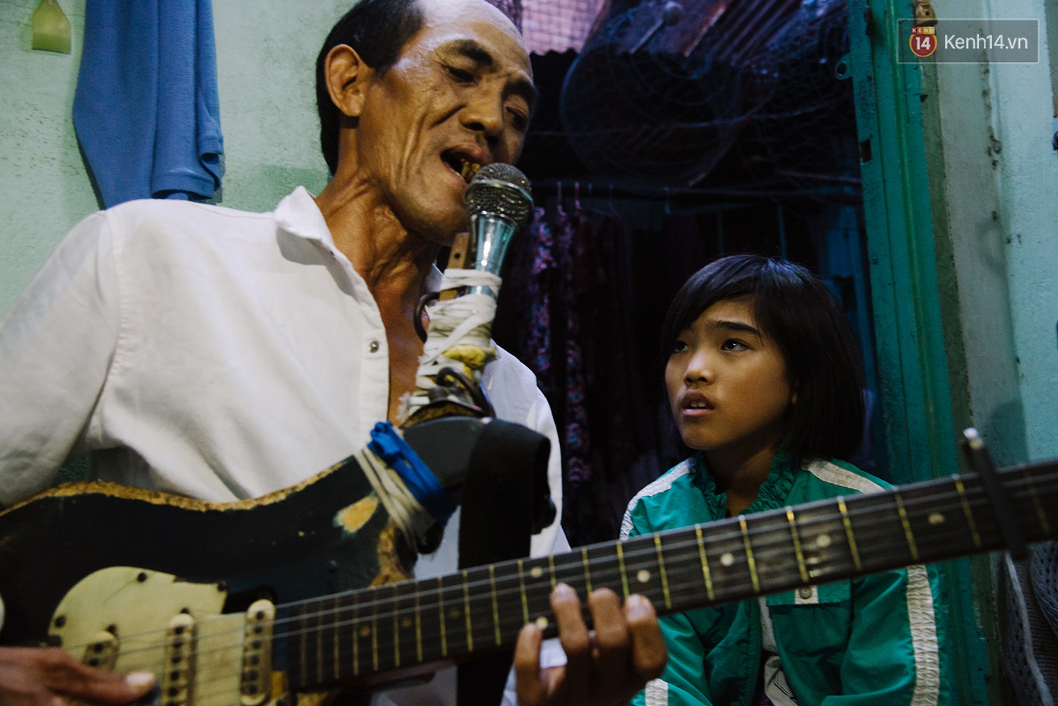 Chuyện Tám mù hát rong - Người cha lang thang khắp Sài Gòn bán tiếng ca, kiếm tiền chữa trị đôi mắt cho con gái - Ảnh 8.