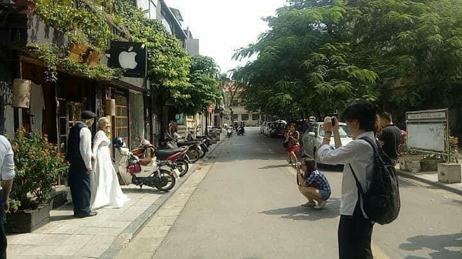 Hình ảnh cô dâu tóc bạc mặc váy cưới trắng, chú rể chống gậy móm mém cười khiến trên phố Hà Nội gây sốt mạng - Ảnh 3.