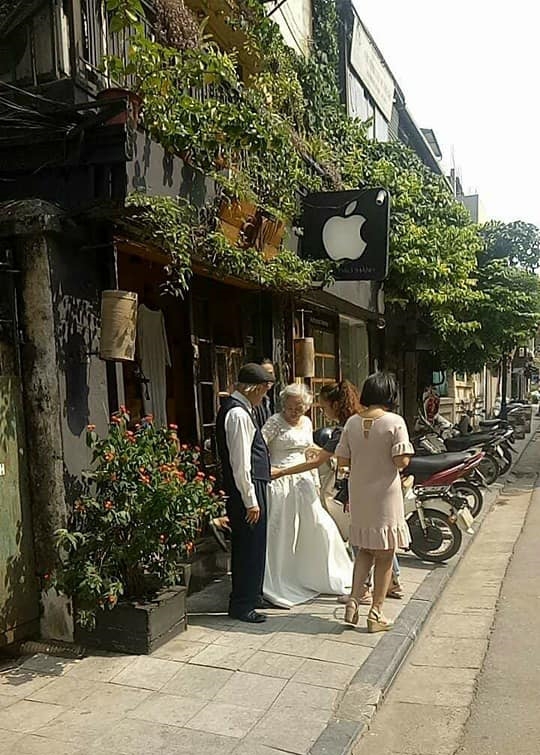 Hình ảnh cô dâu tóc bạc mặc váy cưới trắng, chú rể chống gậy móm mém cười khiến trên phố Hà Nội gây sốt mạng - Ảnh 2.