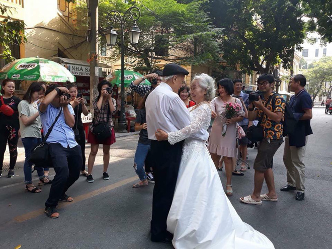 Hình ảnh cô dâu tóc bạc mặc váy cưới trắng, chú rể chống gậy móm mém cười khiến trên phố Hà Nội gây sốt mạng - Ảnh 5.