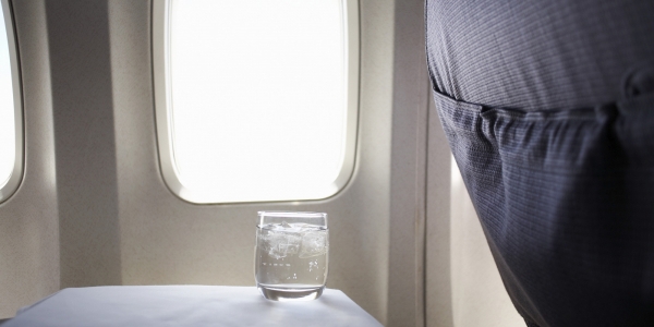 Tiếp viên hàng không tiết lộ lý do tại sao bạn phải suy nghĩ kỹ trước khi uống nước trên máy bay - Ảnh 2.