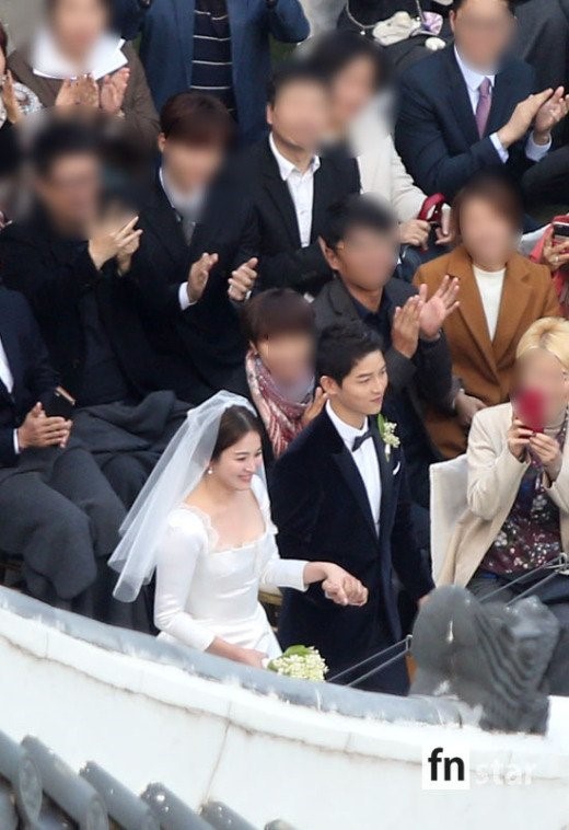 Hóa ra váy cưới của Song Hye Kyo đã được tiết lộ từ trước mà chúng ta chẳng hề hay biết - Ảnh 3.