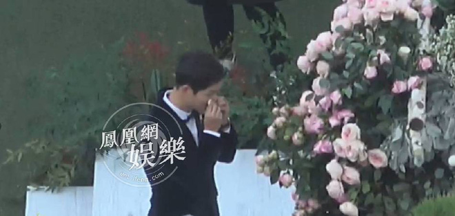 Những khoảnh khắc ngọt ngào và xúc động trong đám cưới Song Joong Ki - Song Hye Kyo - Ảnh 2.