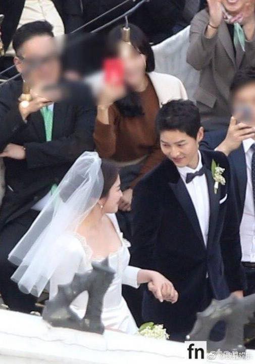 Những khoảnh khắc ngọt ngào và xúc động trong đám cưới Song Joong Ki - Song Hye Kyo - Ảnh 4.