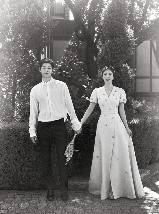 Cuối cùng Song Joong Ki và Song Hye Kyo cũng chịu tung hình cưới chính thức rồi! - Ảnh 1.