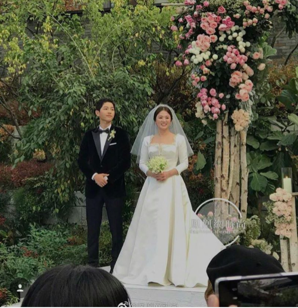 Hóa ra váy cưới của Song Hye Kyo đã được tiết lộ từ trước mà chúng ta chẳng hề hay biết - Ảnh 1.