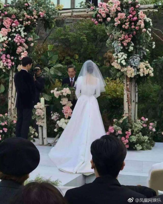 Hóa ra váy cưới của Song Hye Kyo đã được tiết lộ từ trước mà chúng ta chẳng  hề hay biết Đẹp aFamily fast News