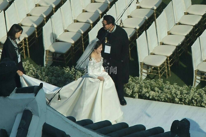 Hóa ra váy cưới của Song Hye Kyo đã được tiết lộ từ trước mà chúng ta chẳng hề hay biết - Ảnh 9.