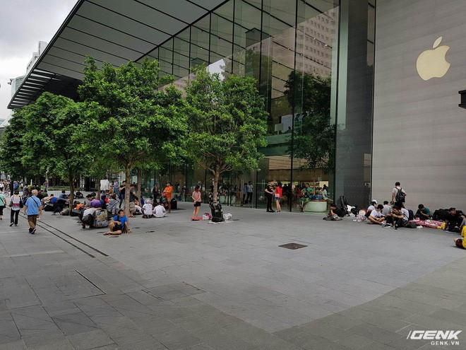 Không khí xếp hàng mua iPhone X: Từ Singapore cho đến Úc, đi đâu cũng thấy người Việt! - Ảnh 4.