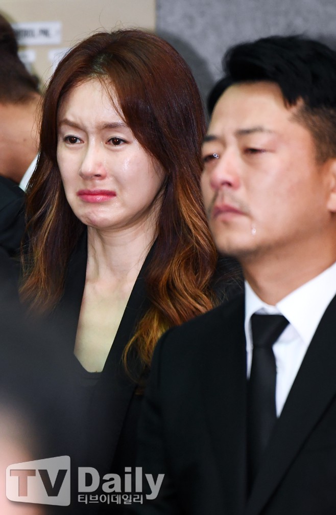 Loạt sao Hàn không kìm nổi nước mắt tại lễ tang tài tử 'Reply 1988' - Kim Joo Hyuk 14