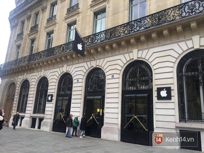 Pháp: Dân tình xếp hàng đông nghịt đi xem triển lãm bảo tàng, thờ ơ với iPhone X vì một lý do đơn giản - Ảnh 1.