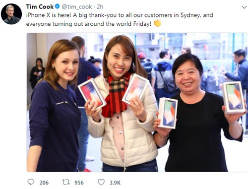 2 phụ nữ Việt mua 4 iPhone X được đăng ảnh bởi CEO Apple lên Twitter của mình - Ảnh 1.