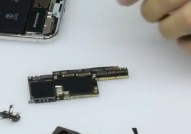 Đã có video mổ bụng iPhone X đầu tiên trên thế giới - Xuất hiện tới 2 viên Pin trong máy - Ảnh 2.