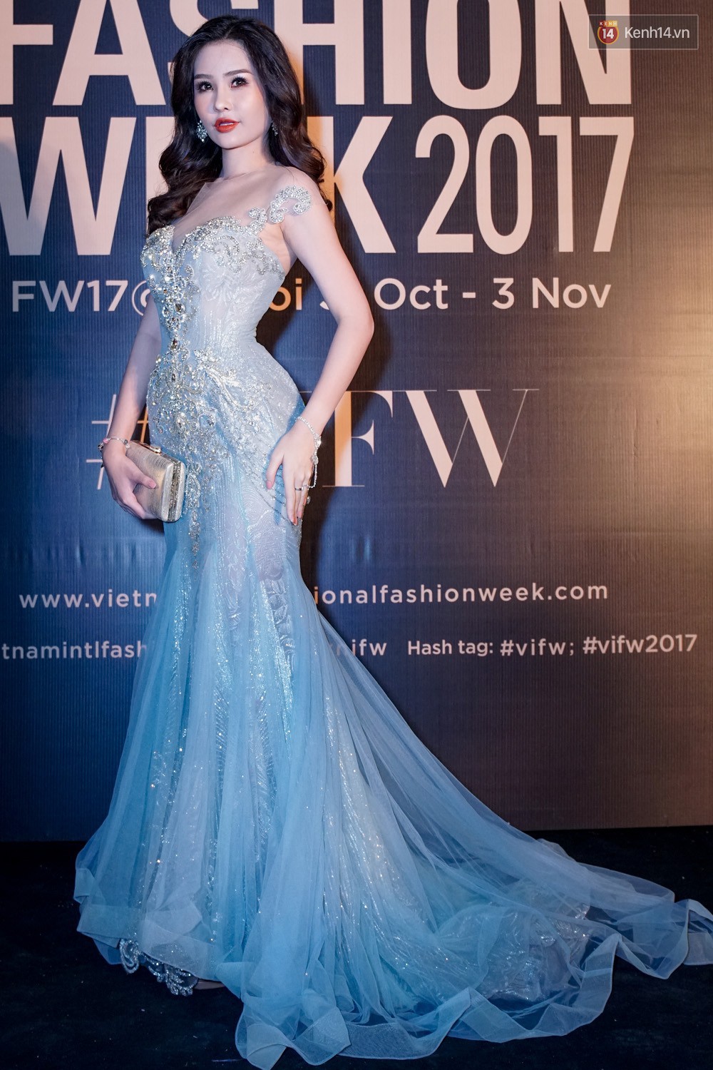 Mặc kệ nhan sắc bị ném đá dữ dội, Tân Hoa hậu Đại dương 2017 vẫn tự tin lộ diện giữa sự kiện - Ảnh 2.