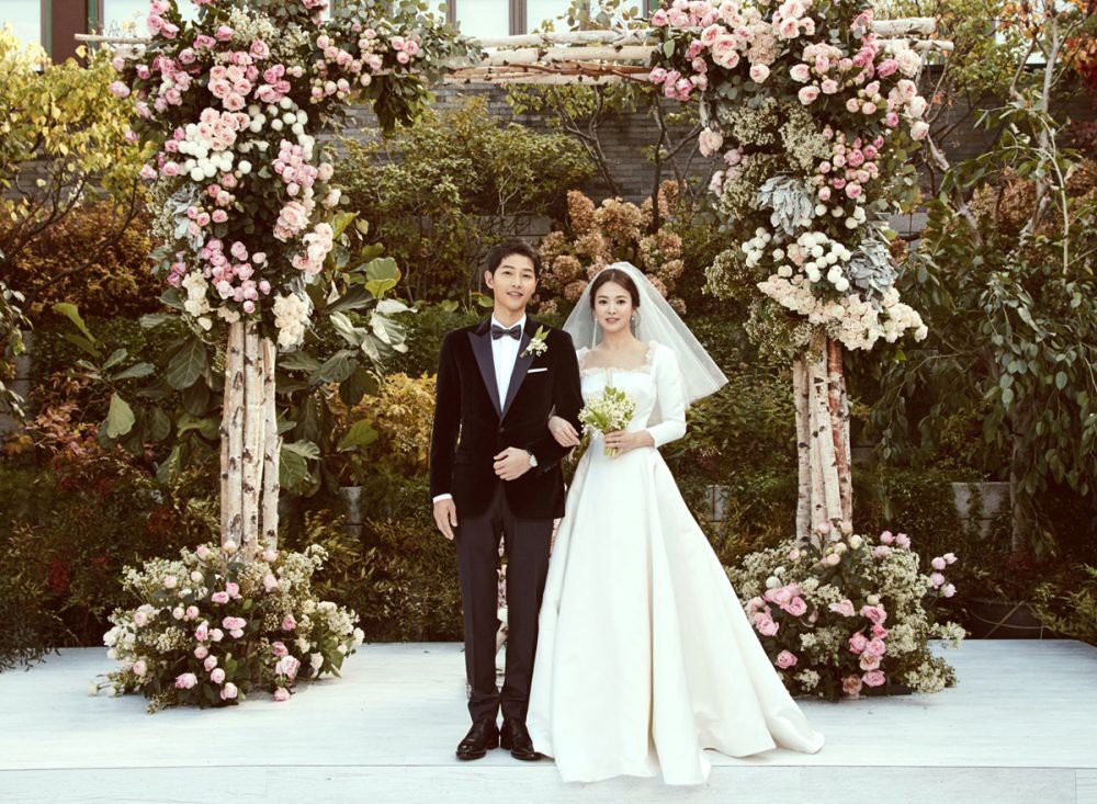 Cử chỉ của cô dâu chú rể Song Song trong bức ảnh hiếm hoi chụp trước khi bước ra lễ đường gây chú ý - Ảnh 6.