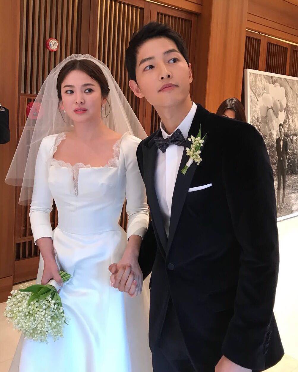 Cử chỉ của cô dâu chú rể Song Song trong bức ảnh hiếm hoi chụp trước khi bước ra lễ đường gây chú ý - Ảnh 1.