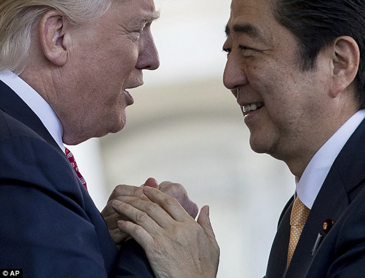 Ông Trump thăm căn cứ ở Nhật Bản với phong thái Tổng tư lệnh Mỹ - Ảnh 12.