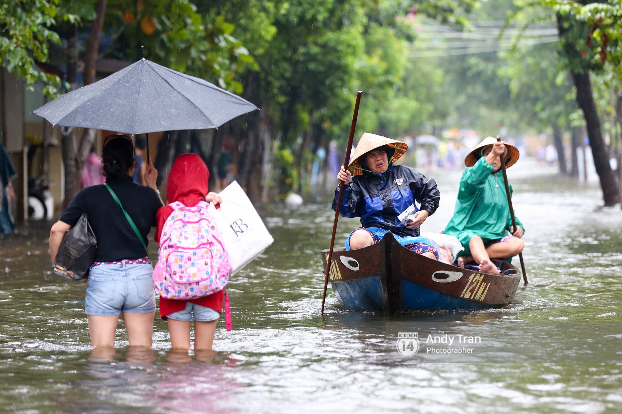 Chùm ảnh: Hội An nước ngập thành sông do ảnh hưởng của bão, người dân và du khách chật vật dùng thuyền bè di chuyển - Ảnh 5.