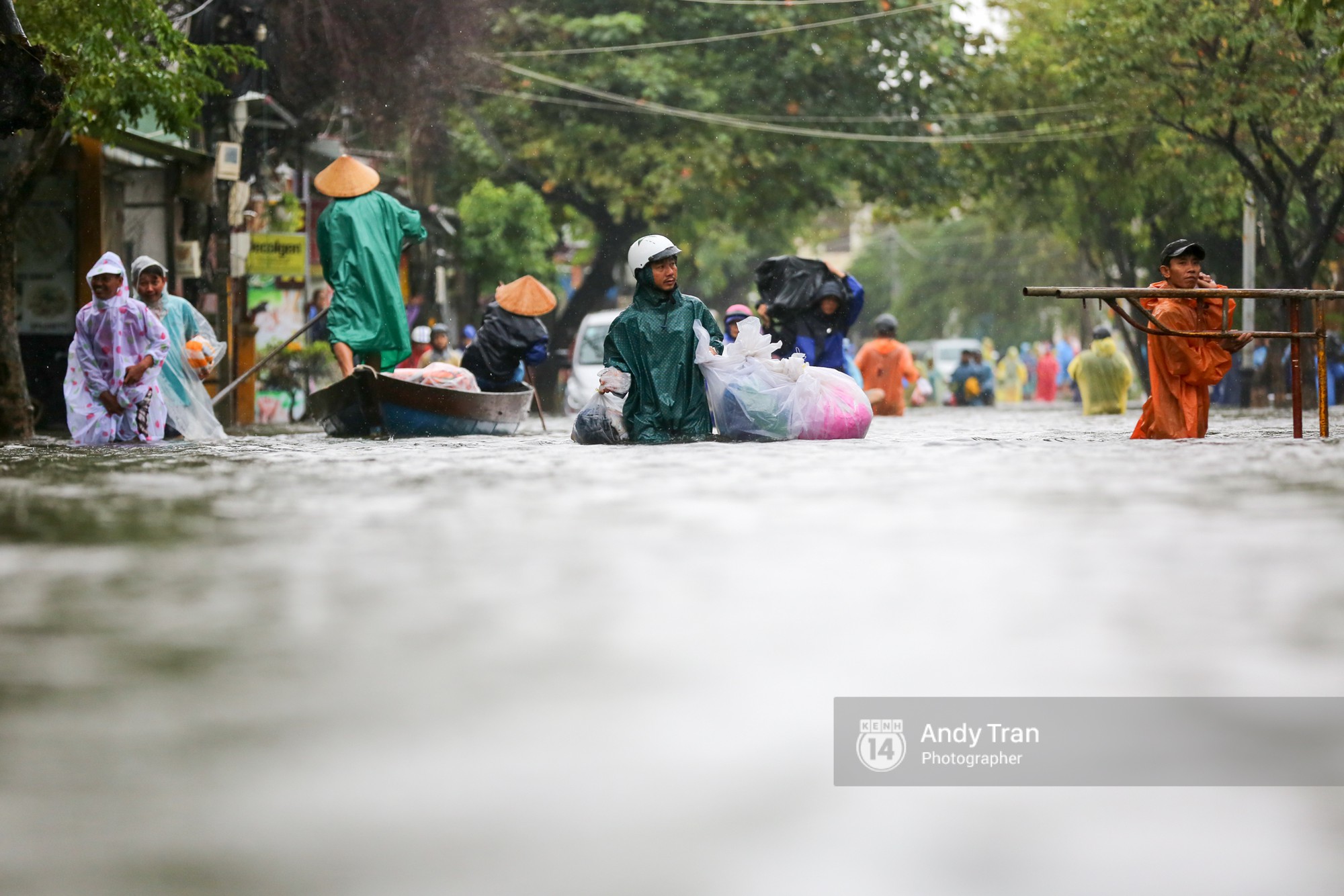Chùm ảnh: Hội An nước ngập thành sông do ảnh hưởng của bão, người dân và du khách chật vật dùng thuyền bè di chuyển - Ảnh 14.