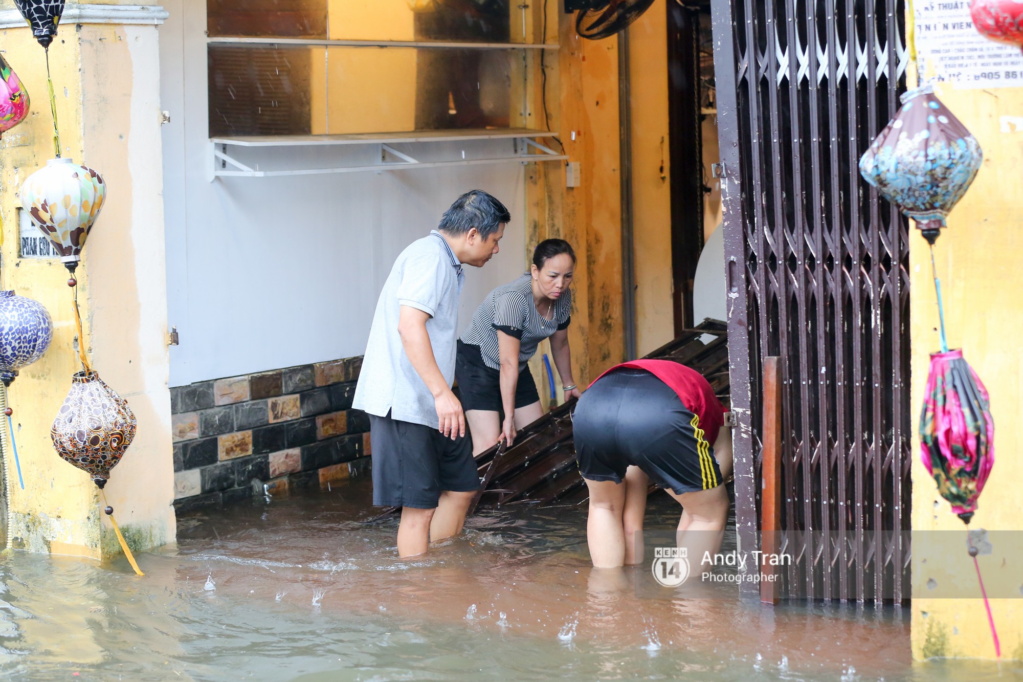 Chùm ảnh: Hội An nước ngập thành sông do ảnh hưởng của bão, người dân và du khách chật vật dùng thuyền bè di chuyển - Ảnh 16.