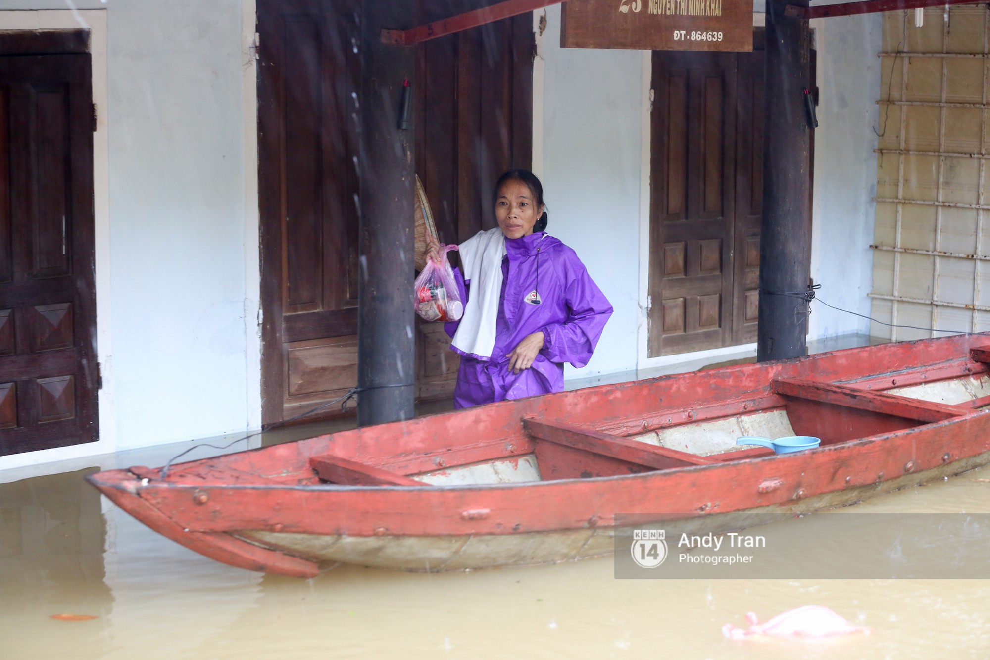 Chùm ảnh: Hội An nước ngập thành sông do ảnh hưởng của bão, người dân và du khách chật vật dùng thuyền bè di chuyển - Ảnh 18.