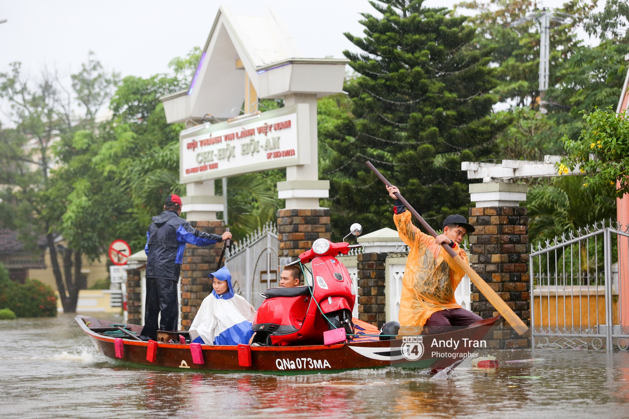 Chùm ảnh: Hội An nước ngập thành sông do ảnh hưởng của bão, người dân và du khách chật vật dùng thuyền bè di chuyển - Ảnh 13.