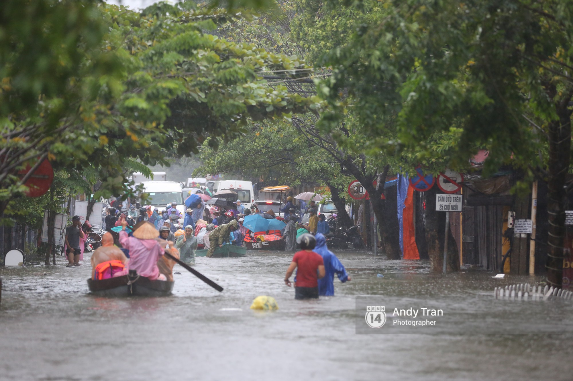 Chùm ảnh: Hội An nước ngập thành sông do ảnh hưởng của bão, người dân và du khách chật vật dùng thuyền bè di chuyển - Ảnh 23.