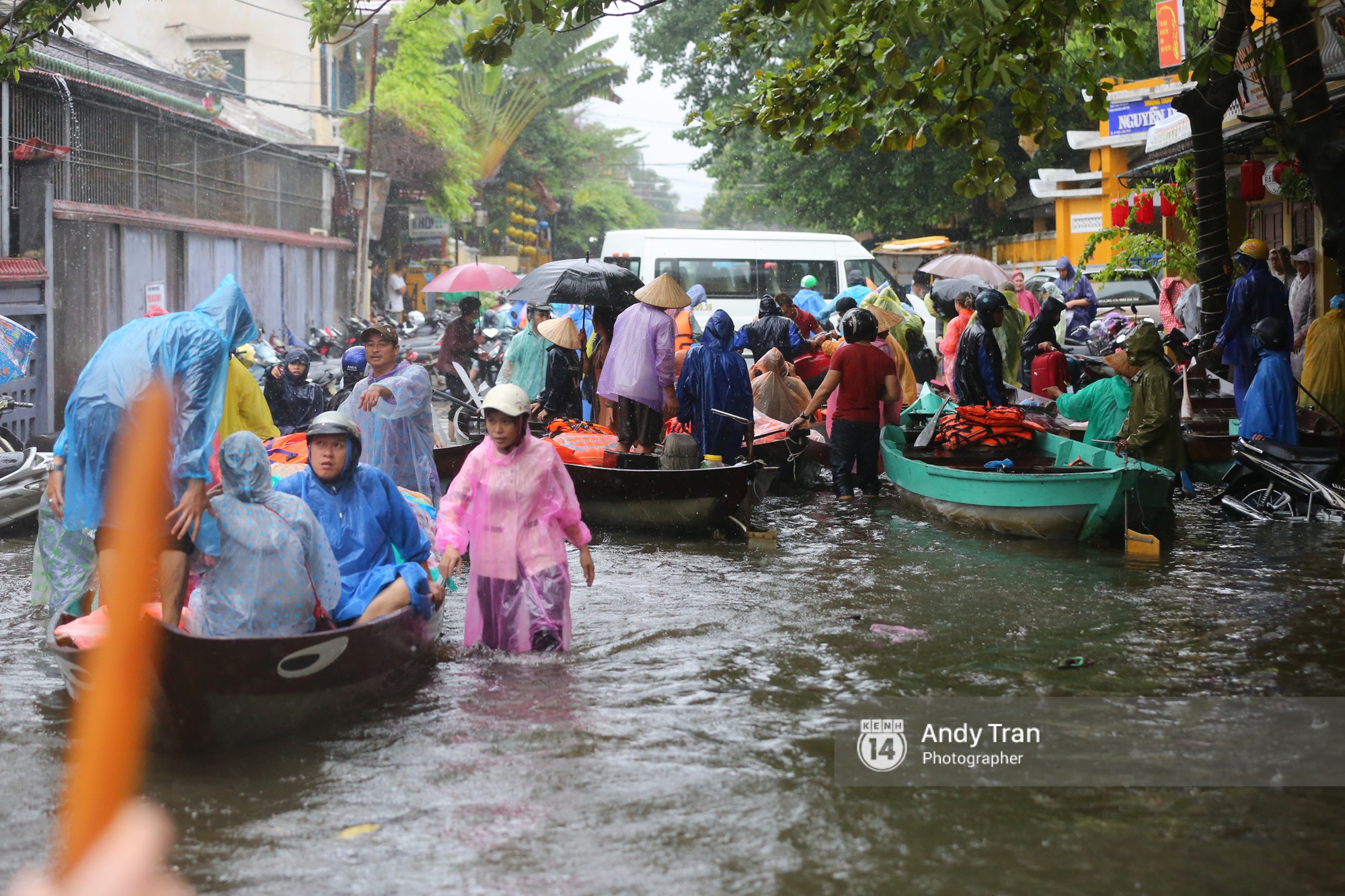 Chùm ảnh: Hội An nước ngập thành sông do ảnh hưởng của bão, người dân và du khách chật vật dùng thuyền bè di chuyển - Ảnh 24.
