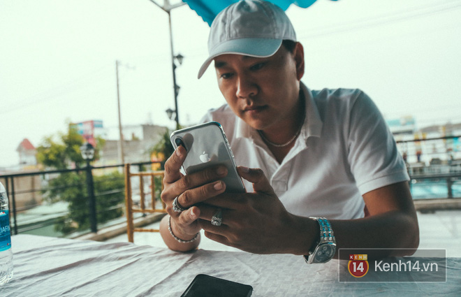 Bỏ 68 triệu mua iPhone X đầu tiên tại Việt Nam, bầu show Nguyễn Huy không dám cầm trên tay khi ra đường 5 Bỏ 68 triệu mua iPhone X đầu tiên tại Việt Nam, bầu show Nguyễn Huy không dám cầm trên tay khi ra đường 5