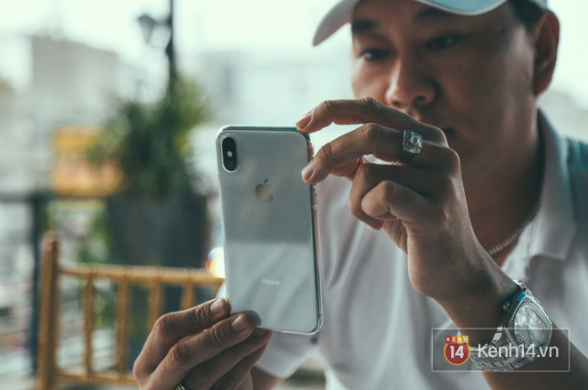 Bỏ 68 triệu mua iPhone X đầu tiên tại Việt Nam, bầu show Nguyễn Huy không dám cầm trên tay khi ra đường 4 Bỏ 68 triệu mua iPhone X đầu tiên tại Việt Nam, bầu show Nguyễn Huy không dám cầm trên tay khi ra đường 4