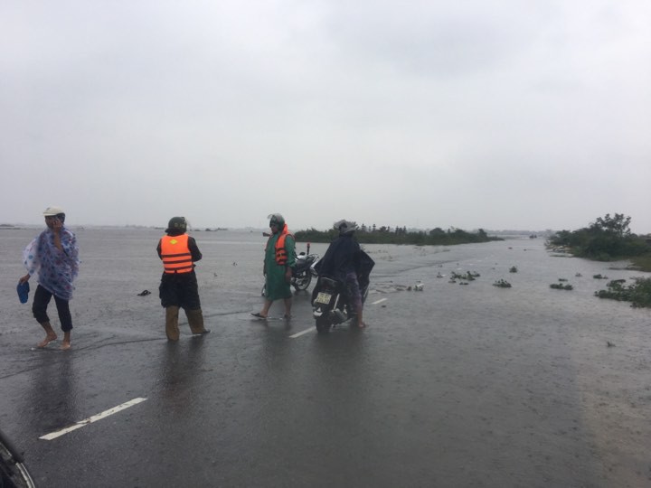 Thừa Thiên - Huế: 1 người dân bị nước lũ cuốn trôi mất tích - Ảnh 1. Thừa Thiên - Huế: 1 người dân bị nước lũ cuốn trôi mất tích - Ảnh 1.