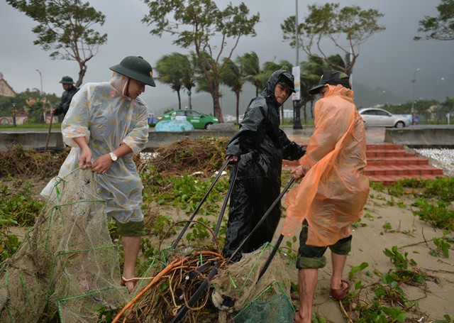 Quân, dân Đà Nẵng đội mưa dọn dẹp vệ sinh trước giờ khai mạc APEC - Ảnh 4.
